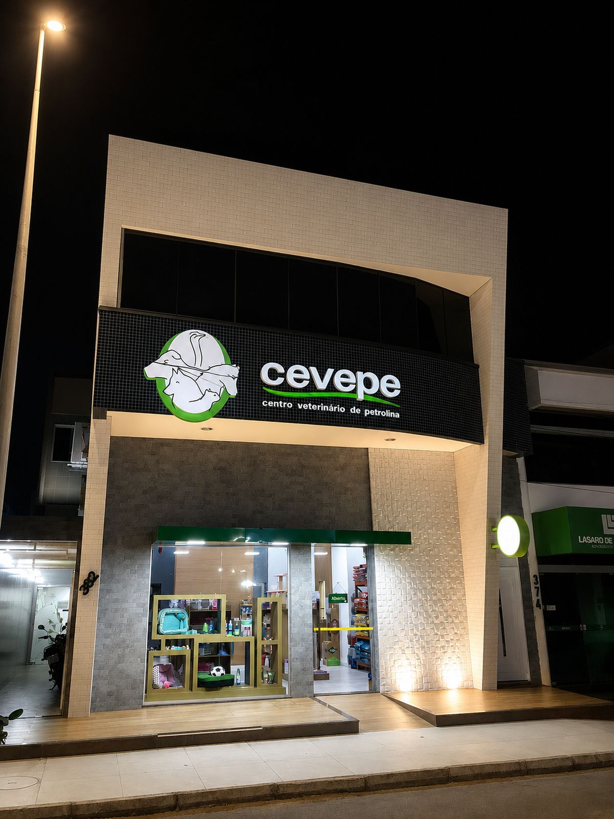 Fachada do CEVEPE iluminada à noite, na Rua Engenheiro Carlos Pinheiro